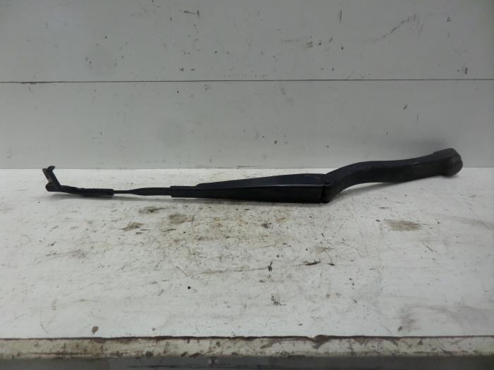Front wiper arm from a Mercedes-Benz E Estate (S212) E-350 CDI V6 24V BlueEfficiency 4-Matic 2011