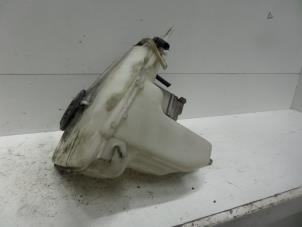 Usagé Réservoir lave-glace avant Toyota Corolla (EB/ZZ/WZ/CD) 2.0 D-4D 16V Prix sur demande proposé par Verhoef Cars & Parts