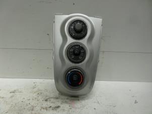 Usados Panel de control de calefacción Toyota Yaris II (P9) 1.3 16V VVT-i Precio € 30,00 Norma de margen ofrecido por Verhoef Cars & Parts
