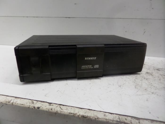 CD changer from a Renault Espace (JK) 2.0 16V Turbo 2003