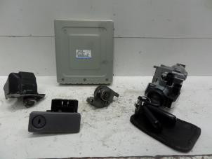 Usados Cilindro de juego de cerraduras (completo) Mazda 6 (GG12/82) 1.8i 16V Precio de solicitud ofrecido por Verhoef Cars & Parts