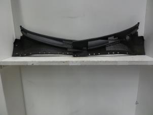 Used Cowl top grille Kia Sorento I (JC) 2.4 16V Price on request offered by Verhoef Cars & Parts