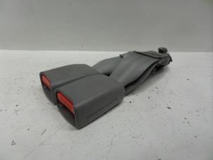 Used Rear seatbelt buckle, right Kia Sorento I (JC) 2.4 16V Price on request offered by Verhoef Cars & Parts