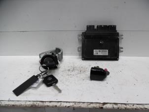 Usados Cilindro de juego de cerraduras (completo) Nissan Note (E11) 1.6 16V Precio de solicitud ofrecido por Verhoef Cars & Parts