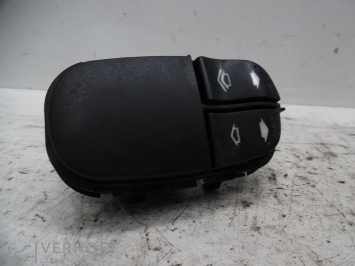 Usados Interruptor combinado de ventanillas Ford Focus 1 Wagon 1.8 TDCi 115 Precio de solicitud ofrecido por Verhoef Cars & Parts