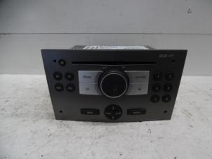 Używane Radioodtwarzacz CD Opel Astra H (L48) 1.6 16V Twinport Cena € 125,00 Procedura marży oferowane przez Verhoef Cars & Parts