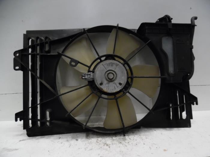 Cooling fans from a Toyota Corolla Wagon (E12) 1.6 16V VVT-i 2002