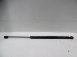 Gebrauchte Gasdämpfer rechts hinten Mazda 2 (DE) 1.3 16V S-VT Preis € 25,00 Margenregelung angeboten von Verhoef Cars & Parts