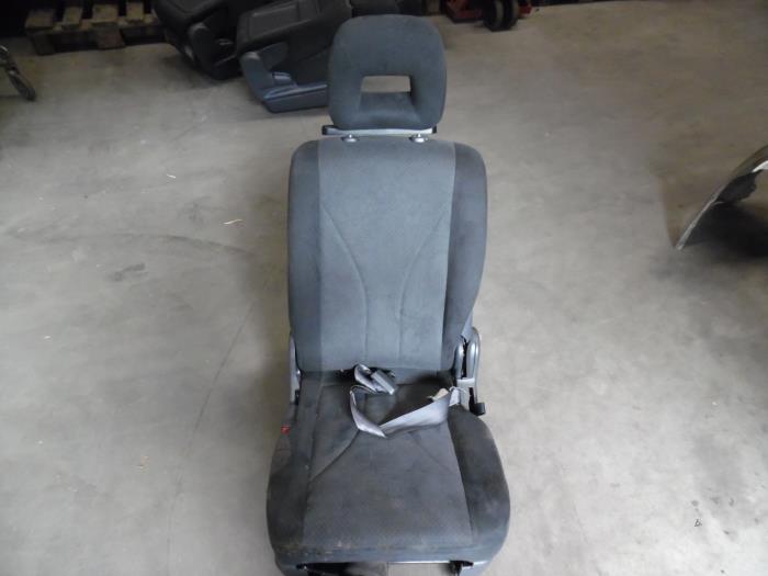 Fotel tylny z Mazda MPV (LW19/69) 2.0 CiTD 16V 2002