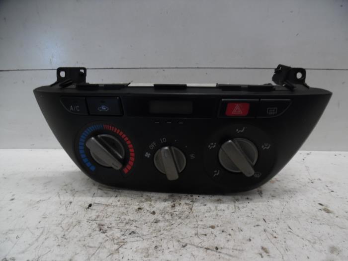 Heater control panel from a Toyota RAV4 (A2) 2.0 D-4D 16V 4x4 2003