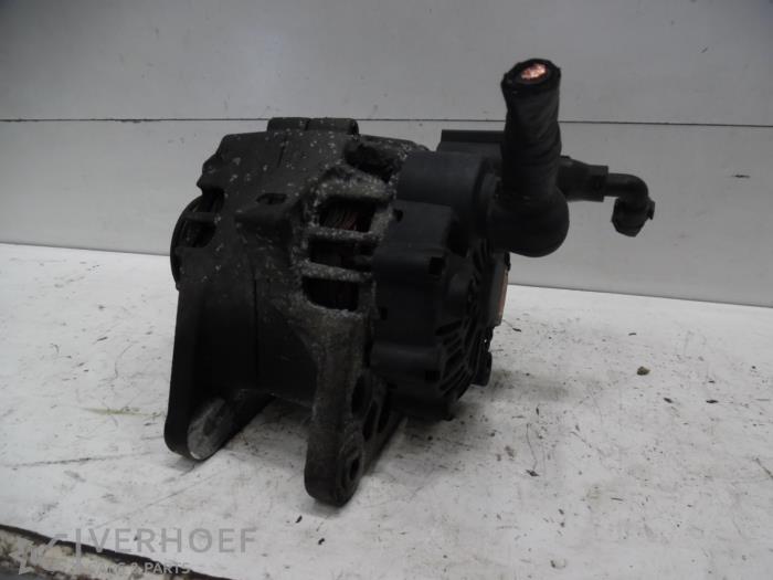Usagé Dynamo Kia Carens II (FJ) 2.0i CVVT 16V Prix € 50,00 Règlement à la marge proposé par Verhoef Cars & Parts