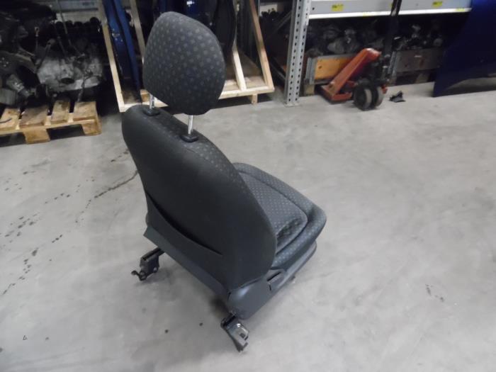 Seat, right from a Toyota Yaris Verso (P2) 1.4 D-4D 2005