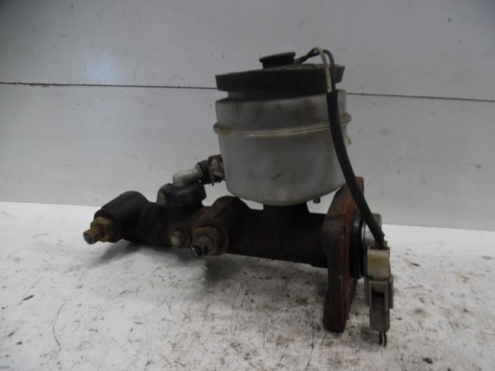 Master cylinder from a Toyota Land Cruiser (J7) 2.4 TD 1986