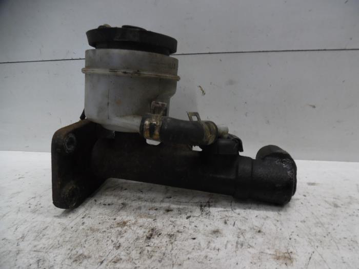 Master cylinder from a Toyota Land Cruiser (J7) 2.4 TD 1986