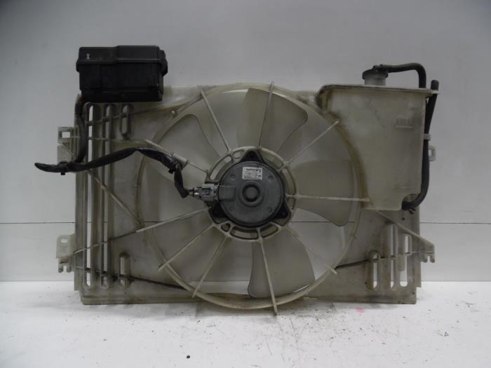 Cooling fans from a Toyota Corolla Verso (R10/11) 1.8 16V VVT-i 2005