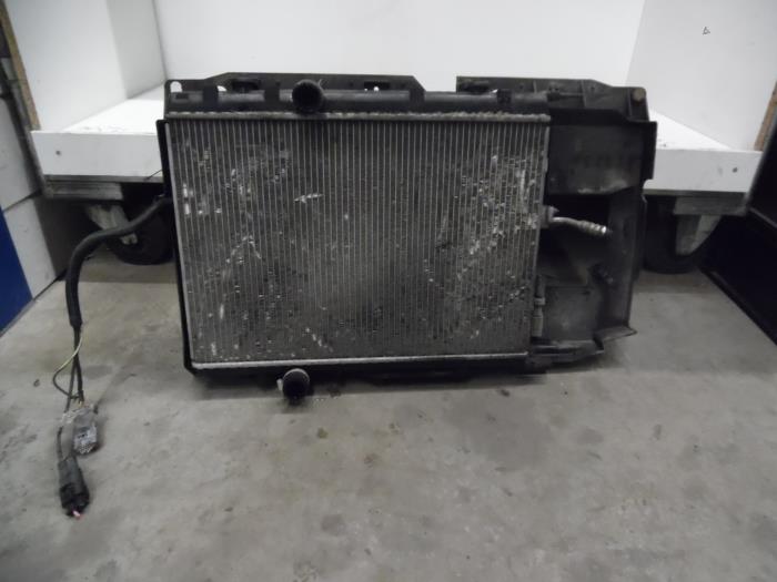 Radiator from a Peugeot Partner 2.0 HDI 2004