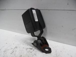 Used Rear seatbelt buckle, left Peugeot 407 SW (6E) 2.0 HDiF 16V Price on request offered by Verhoef Cars & Parts