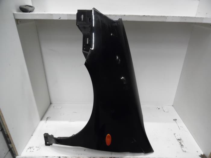 Front wing, left from a Nissan Almera Tino (V10M) 1.8 16V 2004