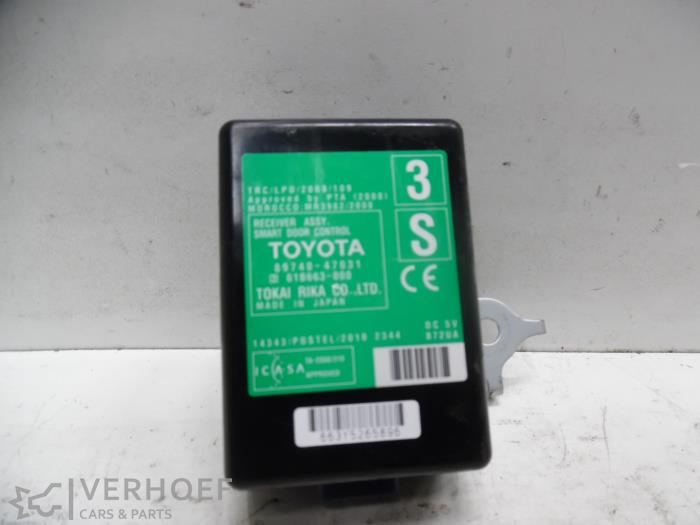 Begagnade Relä Toyota Prius Plus (ZVW4) 1.8 Hybrid 16V Pris på förfrågan erbjuds av Verhoef Cars & Parts