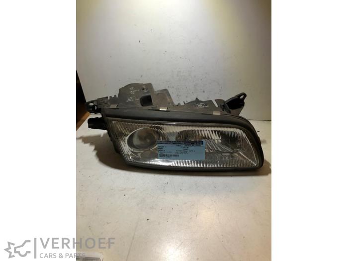 Używane Reflektor prawy Mazda Xedos 9 2.5i V6 24V Kat. Cena na żądanie oferowane przez Verhoef Cars & Parts