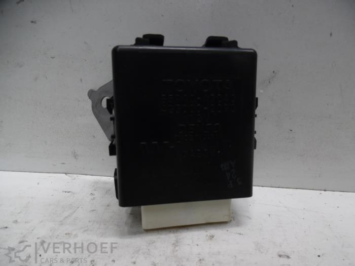 Begagnade Relä Toyota Prius Plus (ZVW4) 1.8 Hybrid 16V Pris € 75,00 Marginaltabell erbjuds av Verhoef Cars & Parts