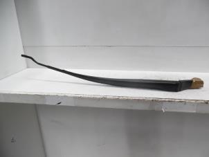 Used Front wiper arm Toyota Prius Plus (ZVW4) 1.8 16V Price € 20,00 Margin scheme offered by Verhoef Cars & Parts