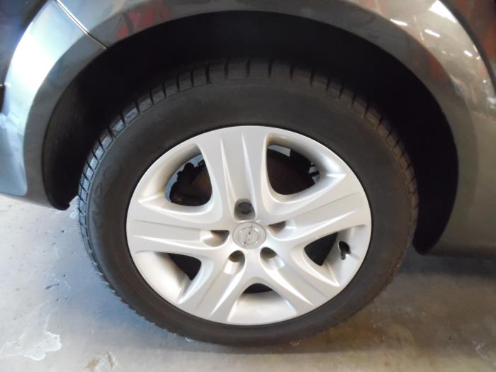 Wheel + winter tyre from a Opel Astra H (L48) 1.4 16V Twinport 2009