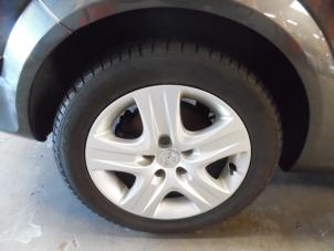 Usagé Jante + pneu d'hiver Opel Astra H (L48) 1.4 16V Twinport Prix sur demande proposé par Verhoef Cars & Parts