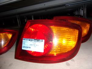 Używane Tylne swiatlo pozycyjne prawe Hyundai Elantra III 2.0i Cena na żądanie oferowane przez Verhoef Cars & Parts