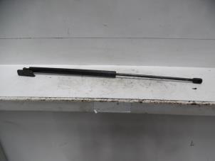Used Rear gas strut, left Ssang Yong Rodius 2.7 270 Xdi 20V 4x2 Price on request offered by Verhoef Cars & Parts