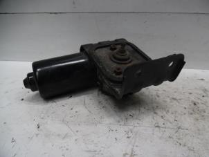 Used Front wiper motor Ssang Yong Rodius 2.7 270 Xdi 20V 4x2 Price on request offered by Verhoef Cars & Parts