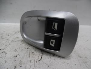 Usados Interruptor combinado de ventanillas Peugeot 206+ (2L/M) 1.4 XS Precio de solicitud ofrecido por Verhoef Cars & Parts