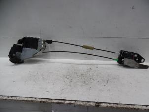 Gebrauchte Türschlossmechanik 4-türig links hinten Toyota Prius (ZVW3) 1.8 16V Preis auf Anfrage angeboten von Verhoef Cars & Parts