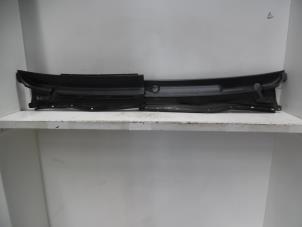 Used Cowl top grille Toyota Hi-lux IV 2.5 D4-D 16V 4x4 Price on request offered by Verhoef Cars & Parts