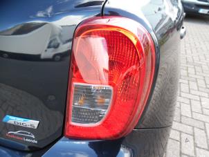 Usagé Feu arrière droit Nissan Micra (K13) 1.2 12V DIG-S Prix € 50,00 Règlement à la marge proposé par Verhoef Cars & Parts