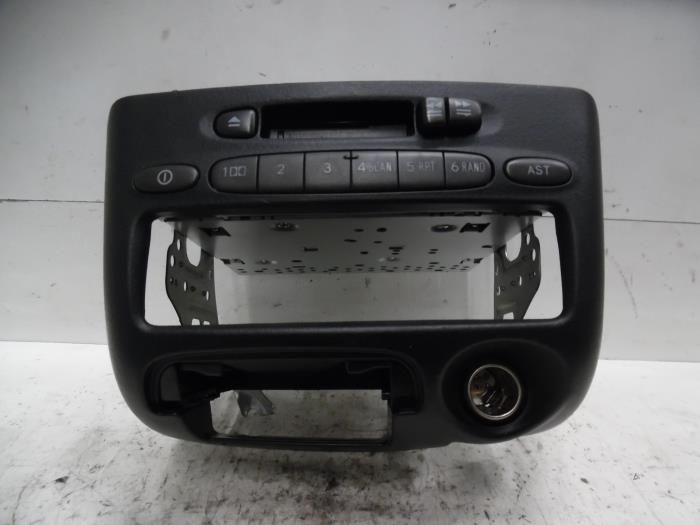Radio/cassette player from a Toyota Yaris Verso (P2) 1.3 16V 2002