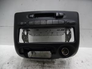 Usados Reproductor de casetes y radio Toyota Yaris Verso (P2) 1.3 16V Precio € 75,00 Norma de margen ofrecido por Verhoef Cars & Parts