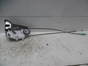 Gebrauchte Türschlossmechanik 4-türig links hinten Toyota Yaris III (P13) 1.5 16V Hybrid Preis auf Anfrage angeboten von Verhoef Cars & Parts