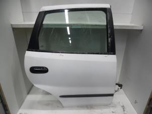 Używane Drzwi prawe tylne wersja 4-drzwiowa Nissan Almera Tino (V10M) 2.2 Di 16V Cena na żądanie oferowane przez Verhoef Cars & Parts