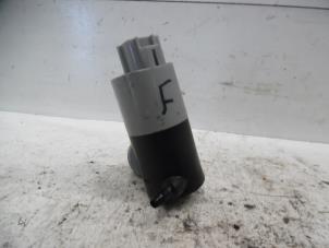 Usados Bomba de limpiaparabrisas delante Toyota Aygo (B40) 1.0 12V VVT-i Precio de solicitud ofrecido por Verhoef Cars & Parts