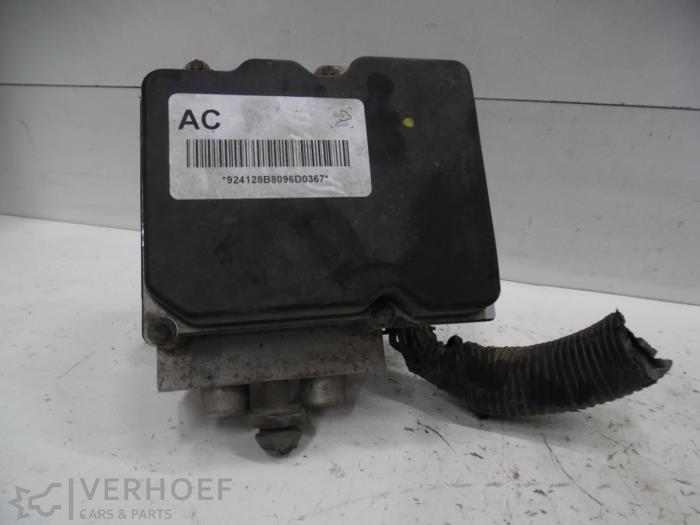 Używane Pompa ABS Chevrolet Avalanche Cena € 484,00 Z VAT oferowane przez Verhoef Cars & Parts