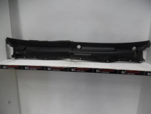 Used Cowl top grille Toyota Hi-lux IV 2.5 D4-D 16V Price on request offered by Verhoef Cars & Parts