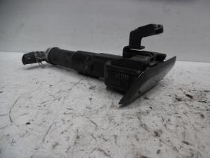 Used Headlight washer Toyota Hi-lux IV 2.5 D4-D 16V Price € 90,75 Inclusive VAT offered by Verhoef Cars & Parts