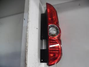 Używane Tylne swiatlo pozycyjne prawe Fiat Doblo Cargo (263) 1.3 MJ 16V Euro 4 Cena € 40,00 Procedura marży oferowane przez Verhoef Cars & Parts