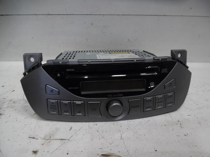 Reproductor de CD y radio de un Nissan Pixo (D31S) 1.0 12V 2011