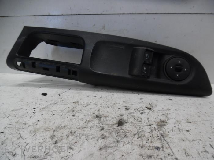 Usados Interruptor combinado de ventanillas Ford Transit Connect (PJ2) 1.0 EcoBoost 12V 100 Precio € 35,00 Norma de margen ofrecido por Verhoef Cars & Parts