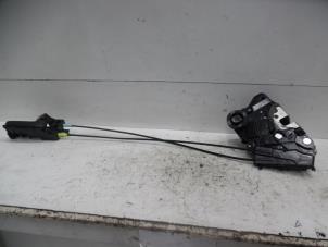 Begagnade Dörrlåsmekanism, 4-dörrars, höger fram Daihatsu Materia 1.3 16V Pris på förfrågan erbjuds av Verhoef Cars & Parts