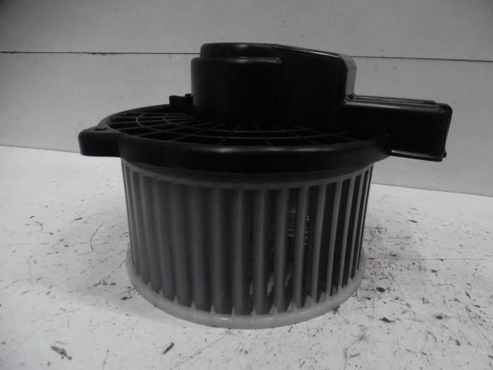 Heating and ventilation fan motor from a Mazda 3 (BM/BN) 2.2 SkyActiv-D 150 16V 2013