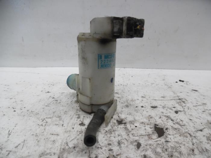 Windscreen washer pump from a Nissan X-Trail (T30) 2.2 dCi 16V 4x4 2006