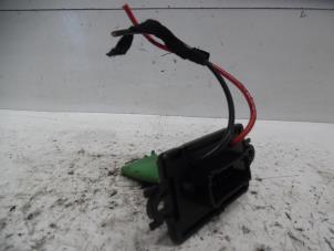 Used Heater resistor Renault Clio III (BR/CR) 1.2 16V 75 Price € 20,00 Margin scheme offered by Verhoef Cars & Parts